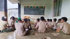 ‘हम बच्चों के साथ न्याय नहीं कर पा रहे हैं’, देश में एक लाख से ज़्यादा सिंगल टीचर स्कूल